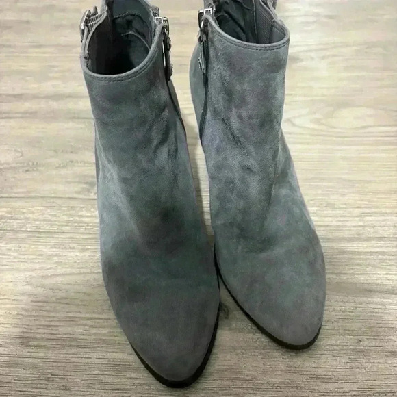 Isaac Mizrahi Ankle Boot Womens Size 8.5 US Gray Faux Suede Bootie Size Zip - Picture 2 of 8